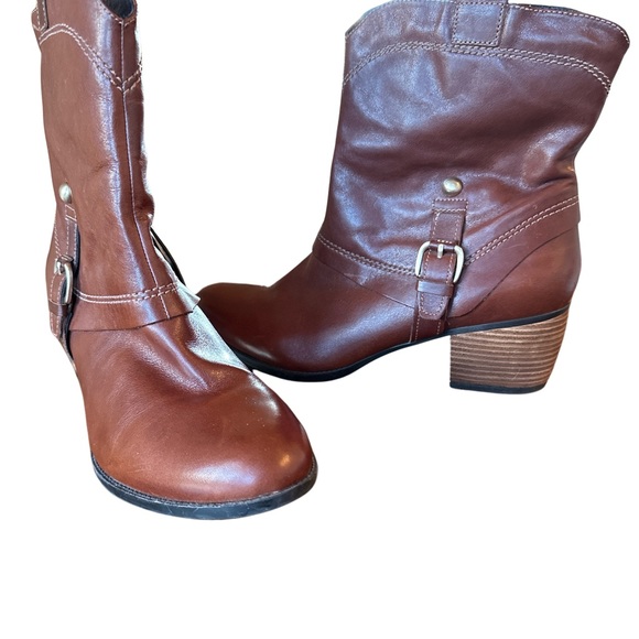 Clark’s Broown low cut boots. - Picture 5 of 6